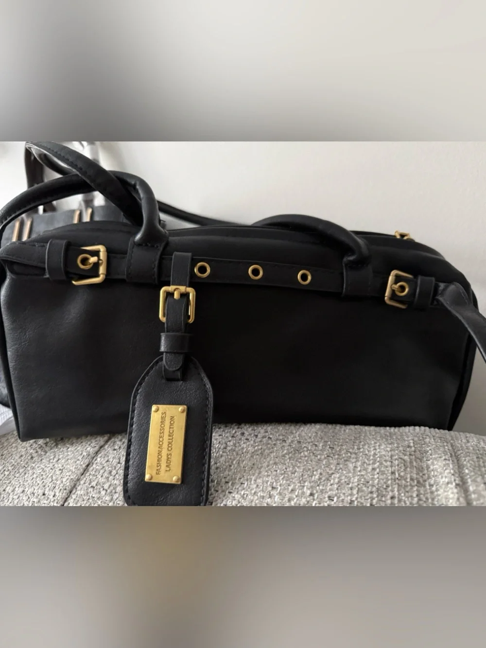 🍁NEW🍂🍂 Black Handbag with Gold Hardware